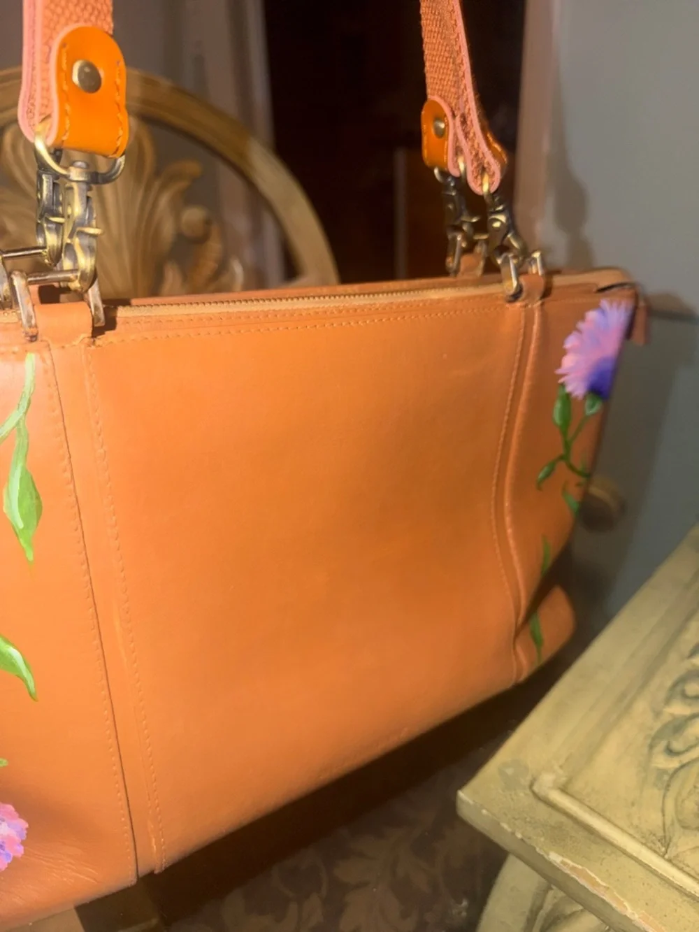 💯 Burberry Tan Leather Shoulder Bag with Hand-Painted Purple Floral Accents - Picture 15 of 16